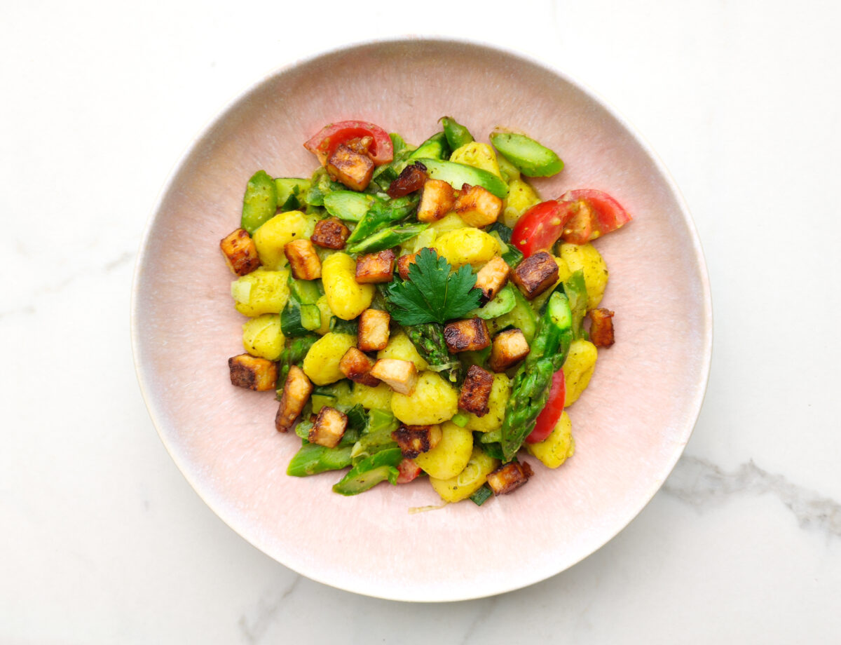 Spargel-Gnocchi-Pfanne mit knusprigem Tofu Vegane Spargel Gnocchi Pfanne mit knusprigem Tofu